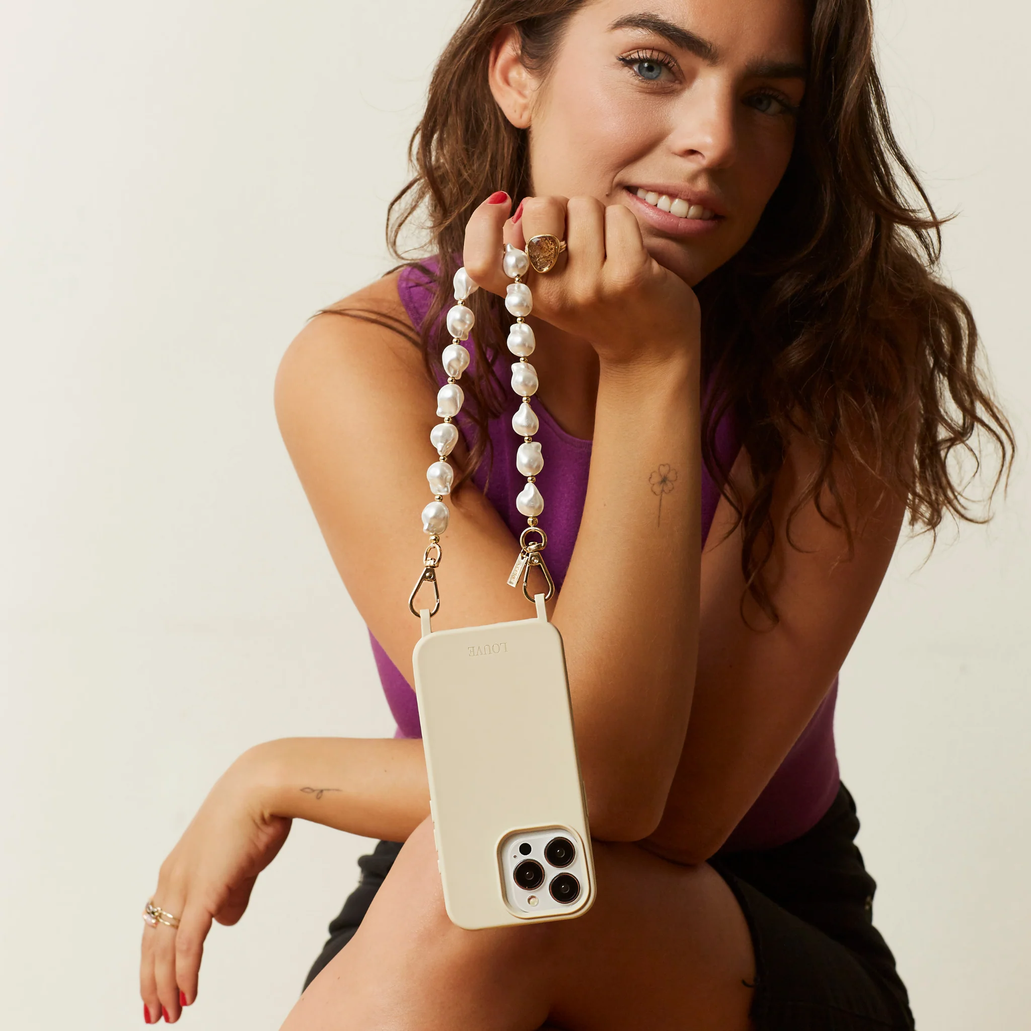 Daisy Pearl & Gold Phone Wristlet - Image 19