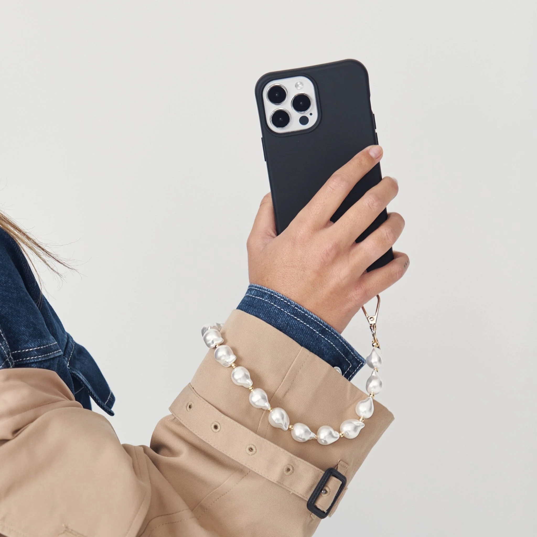 Daisy Pearl & Gold Phone Wristlet - Image 7