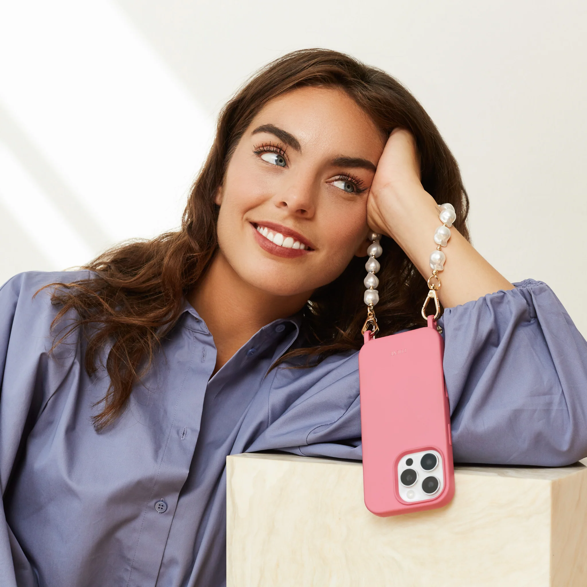 Daisy Pearl & Gold Phone Wristlet - Image 12