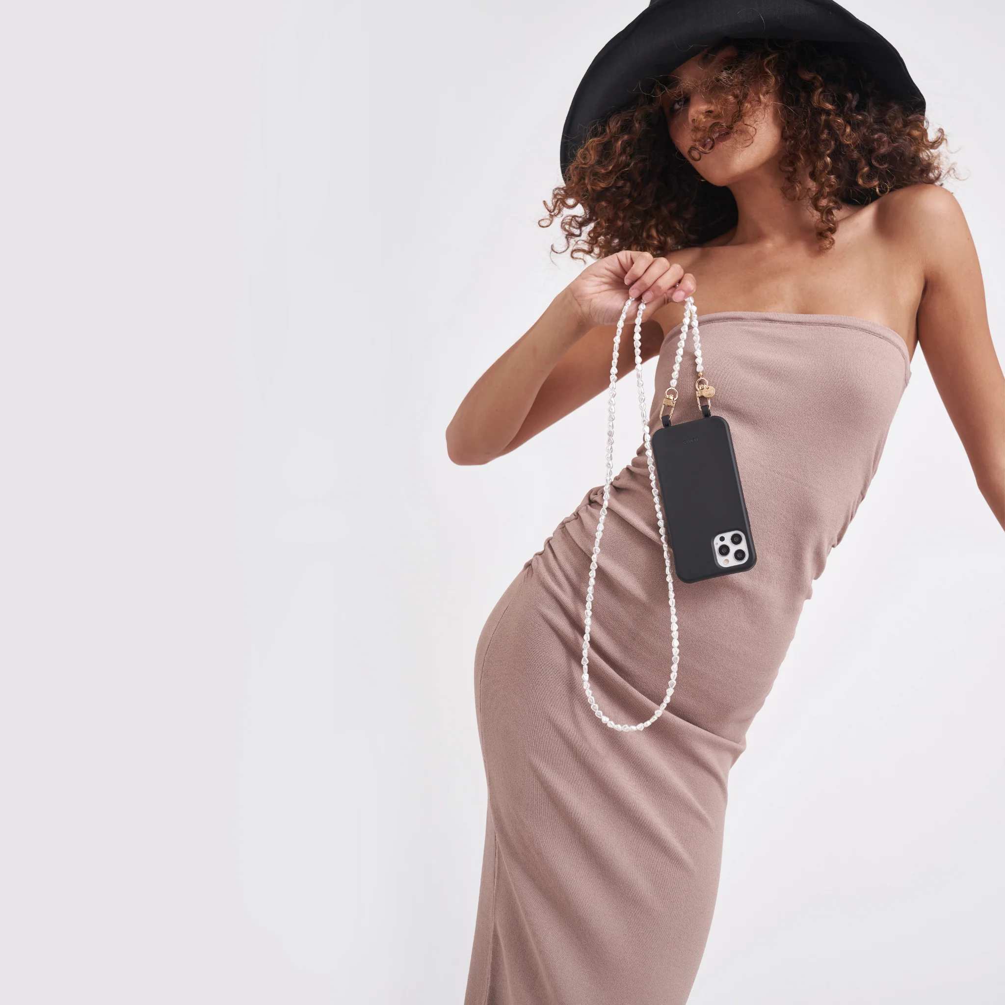 Black Phone Case + Pearl Chain - Image 3