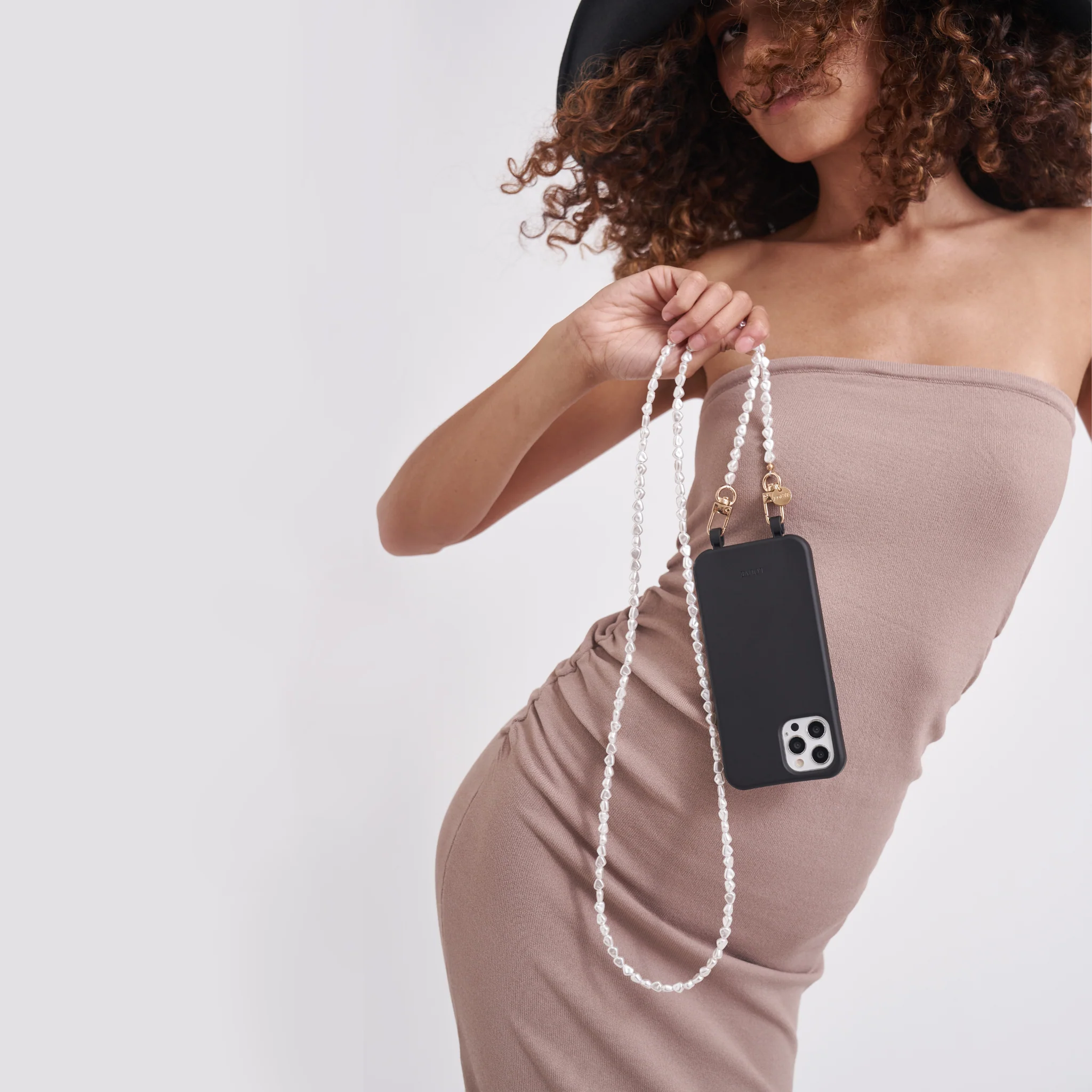 Black Phone Case + Pearl Chain - Image 4